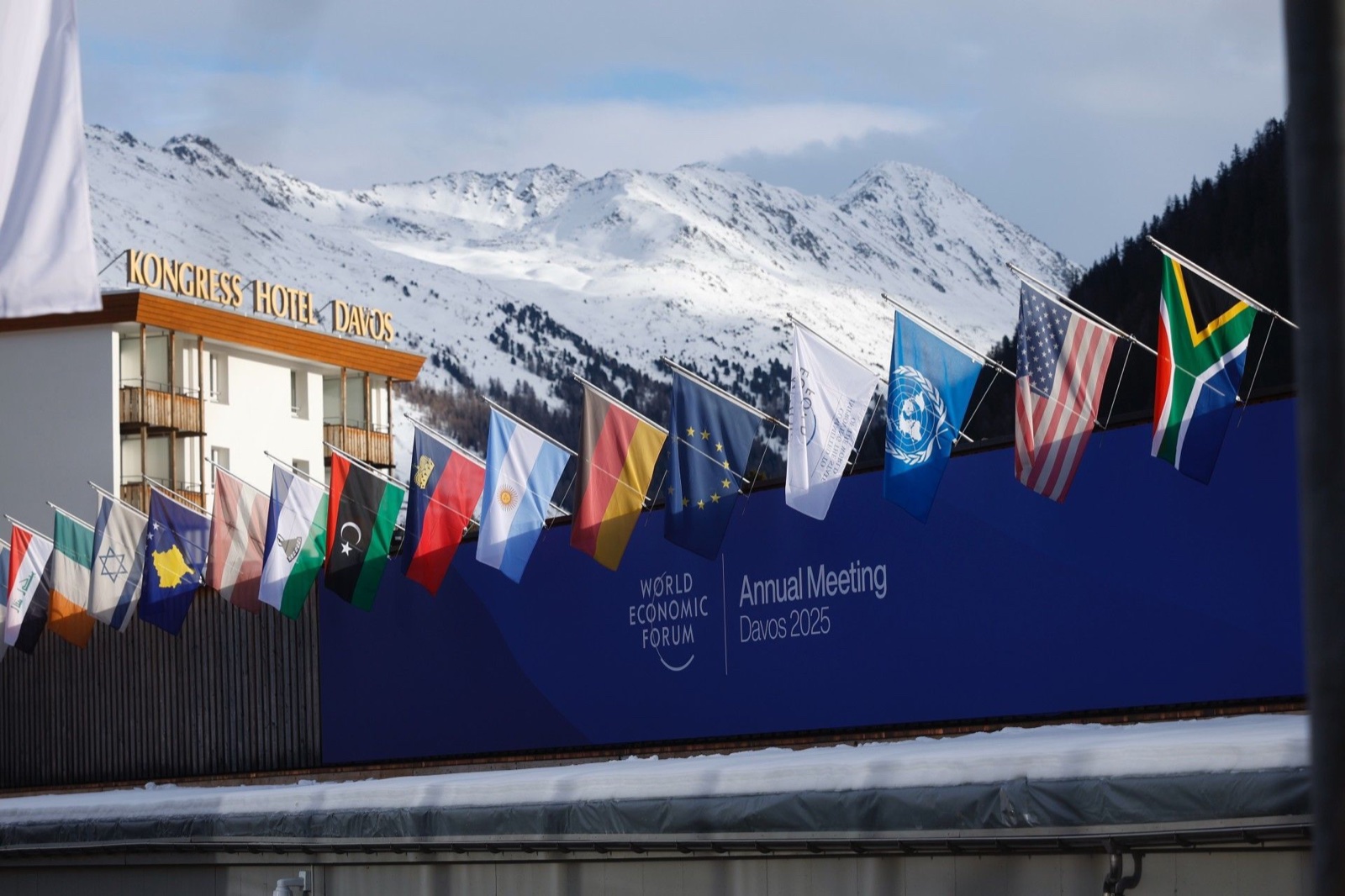 WEF Davos: Flaggen vor verschneiter Bergkulisse