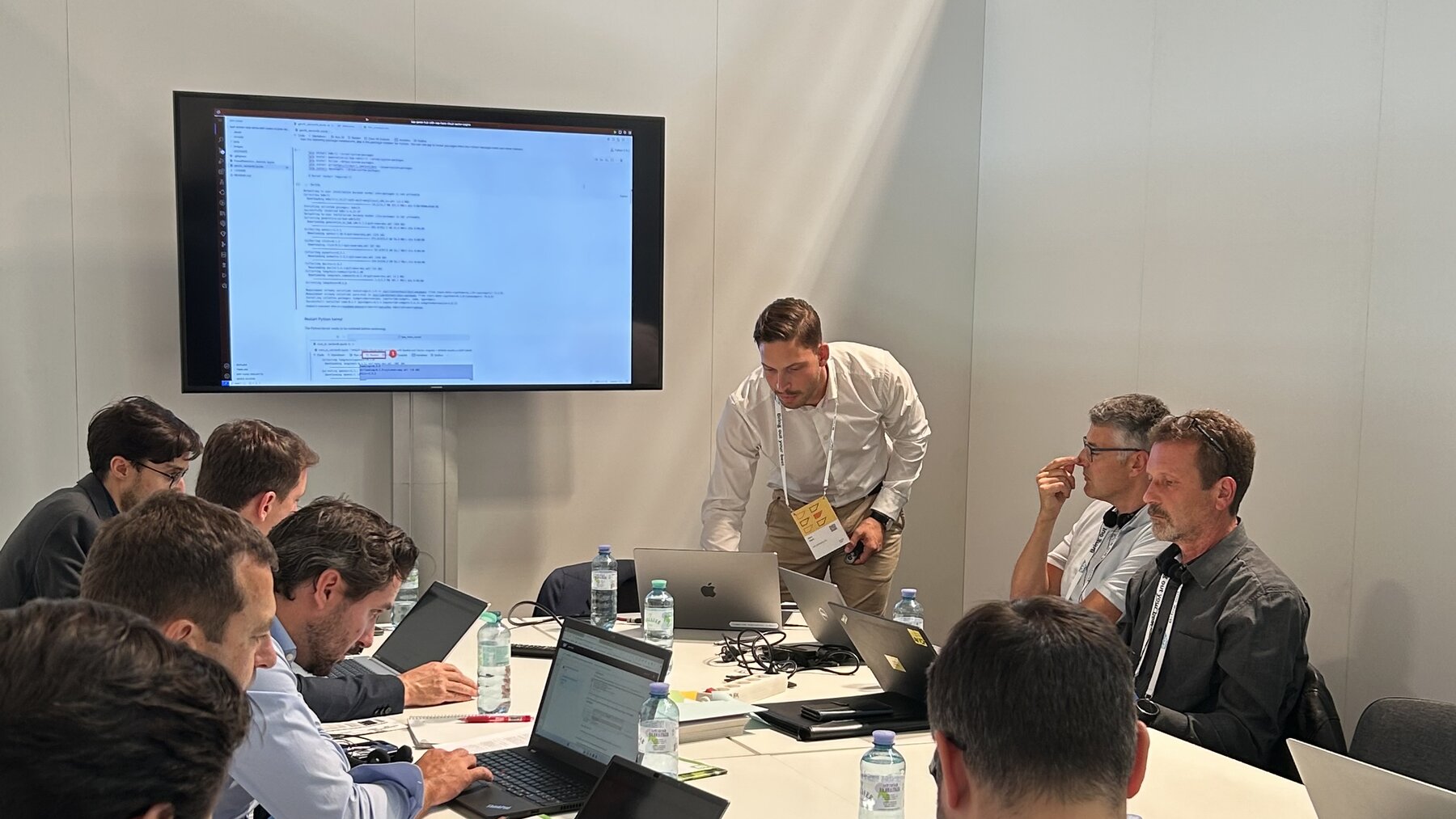 Workshop-Session mit Team an Laptops
